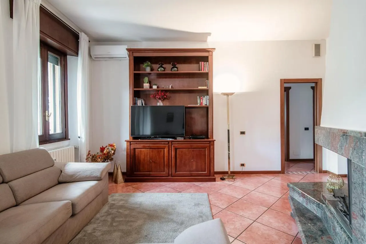 Feel @ Home Como - By Myhomeincomo Italy